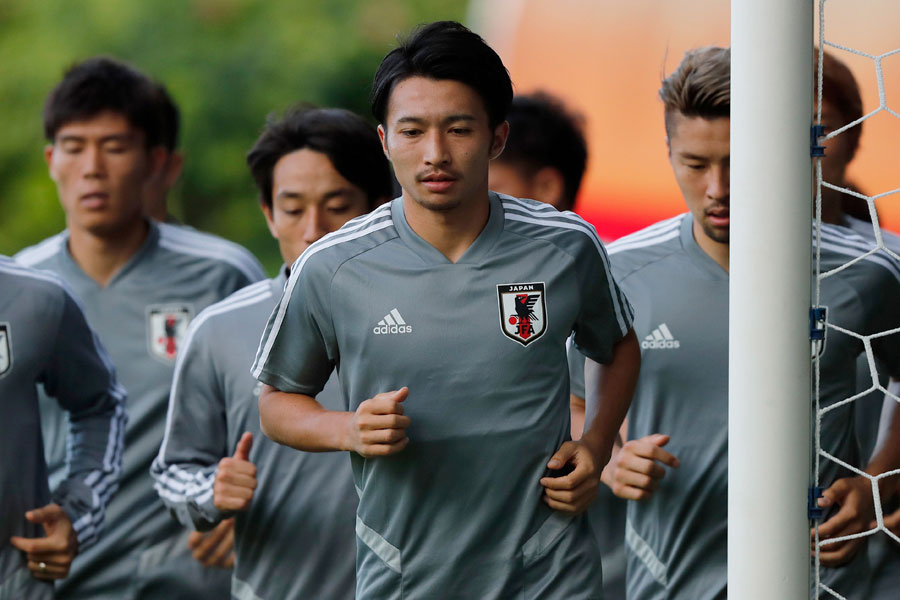 MF中山とボランチでコンビを組むのはMF柴崎になりそうだ【写真：AP】