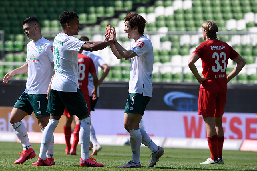 大迫勇也（写真中央）の2ゴールを含む6ゴールでブレーメンがケルンに勝利【写真：Getty Images】