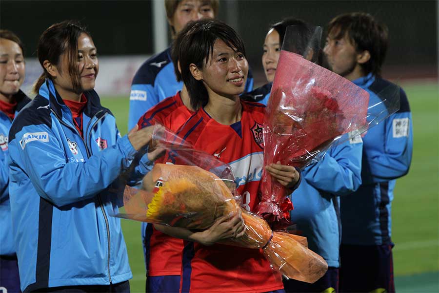 試合後に壮行セレモニーが行われ、MF田中陽子が思いを語った【写真：Football ZONE web】