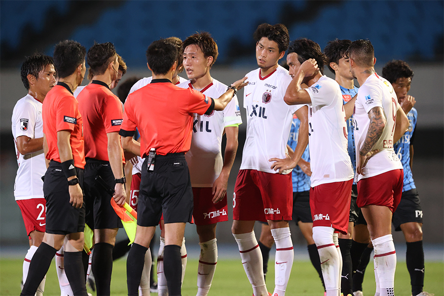 試合中の判定に対して抗議する鹿島アントラーズの選手たち【写真：高橋学】