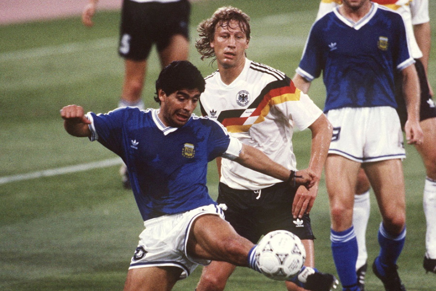 1990年W杯でマラドーナと対峙したブッフバルト氏【写真：Getty Images】