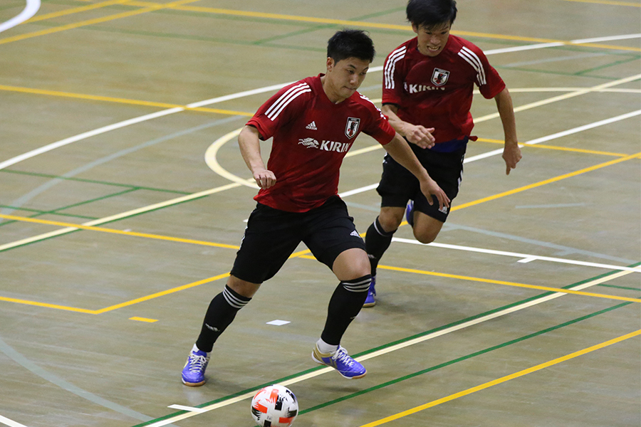 スペイン1部リーグのコルドバでプレーするFP清水和也（写真左）【写真：河合拓/Futsal X】