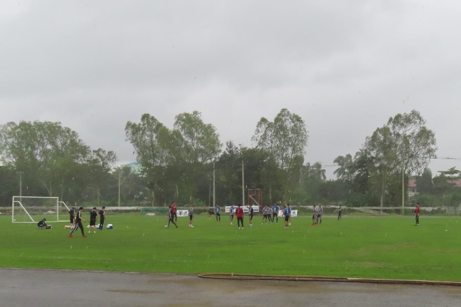 日本代表の練習中にスコールが…【写真：Football ZONE web】