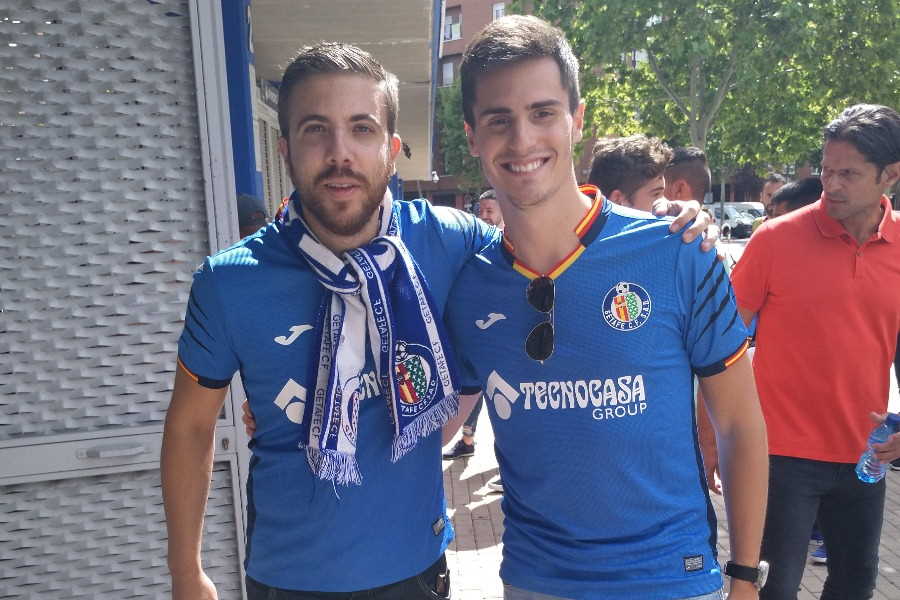 ヘタフェサポーターのフランさん(右)【写真：高橋智行】