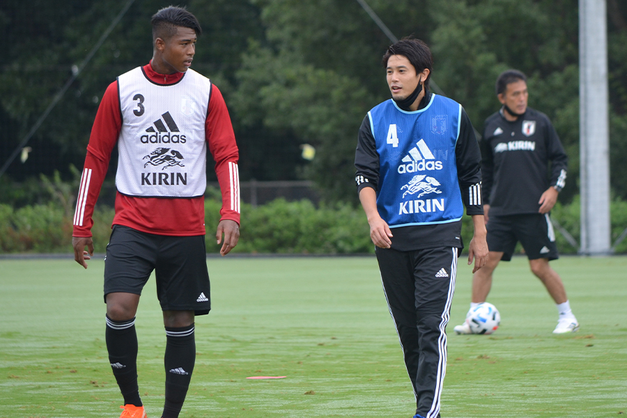 FW櫻川ソロモンと会話する内田篤人氏【写真：河治良幸】