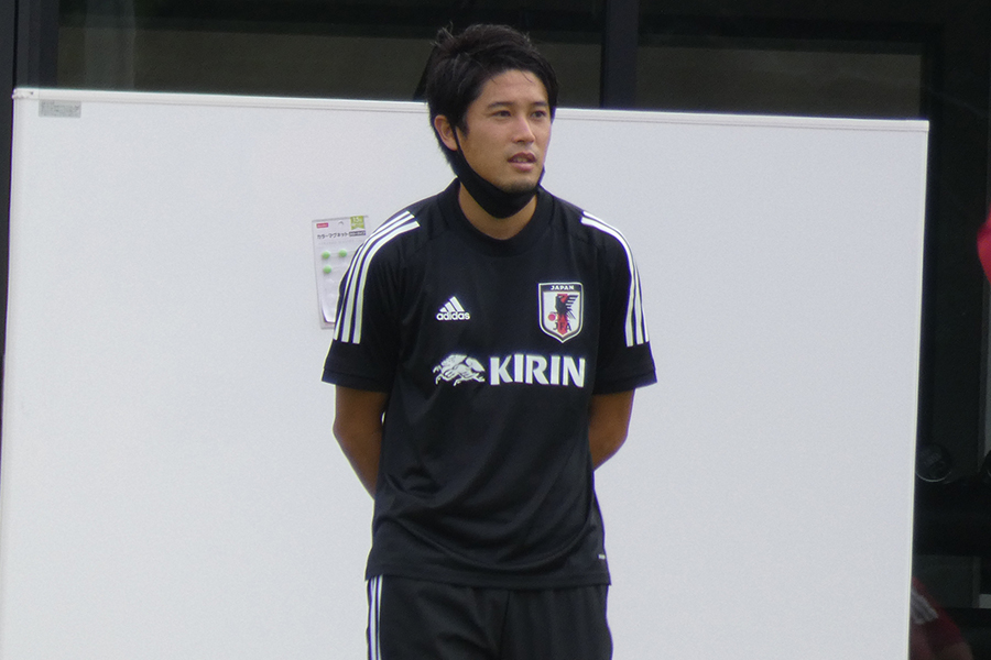 U-19日本代表合宿にコーチとして参加した内田篤人【写真：Football ZONE web】