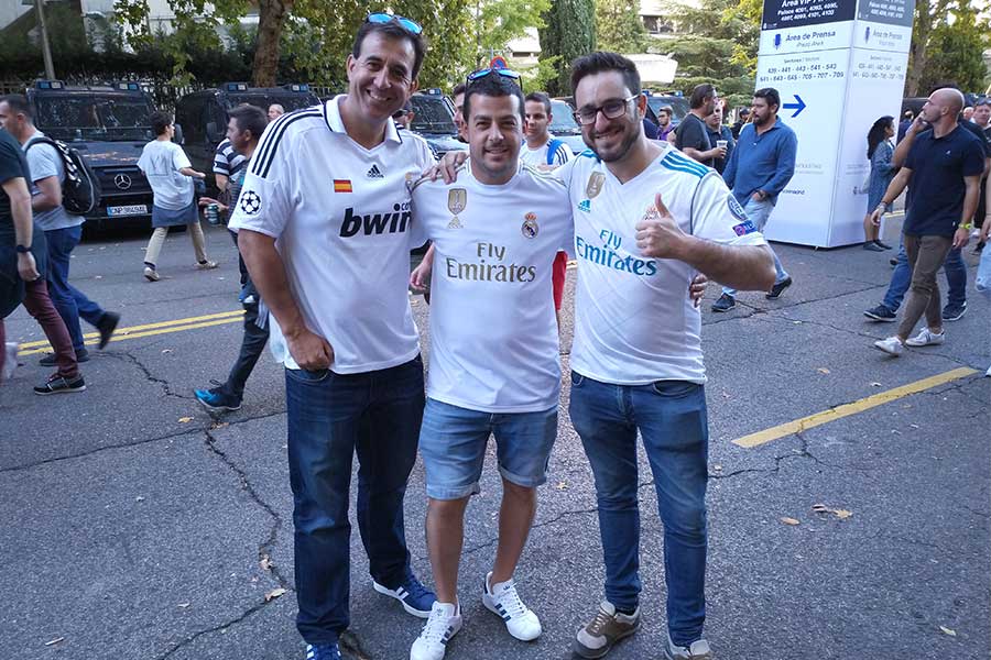 マジョルカでのプレーを選んだ久保の決断を嘆くレアルサポーターのアルバロさん(右)、ハビエルさん(中央)【写真：高橋智行】