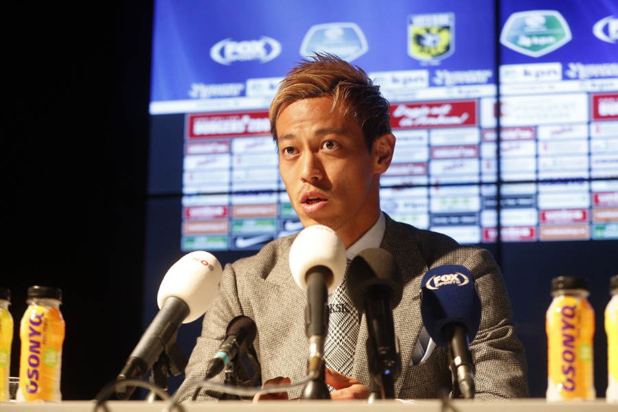 記者会見に臨んだ本田圭佑【写真：Getty Images】