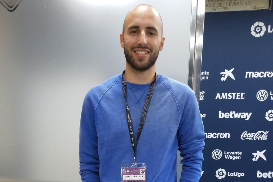 現地で取材をしていた「ラジオ・マルカ」のナウエル記者【写真：Football ZONE web】