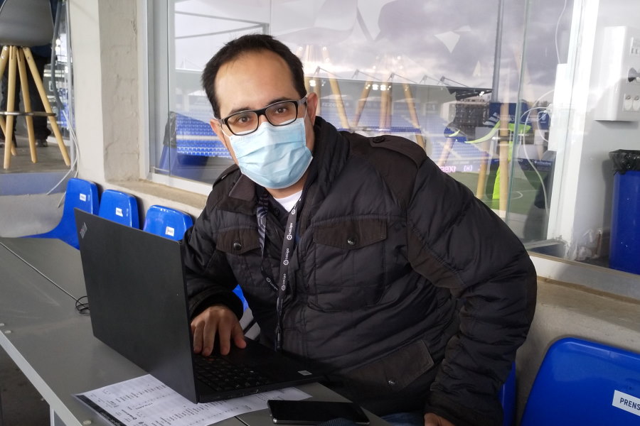 ウエスカの地元紙「エラルド」のエミリオ・ラジャ記者【写真：高橋智行】