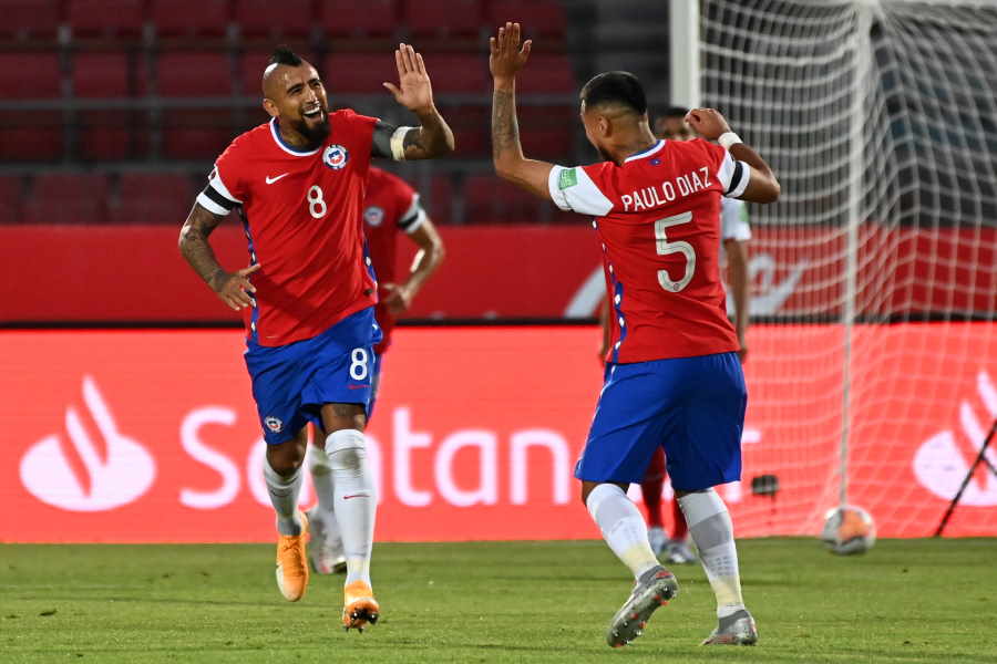 ビダル（左）がW杯予選で“ゴラッソ”【写真：Getty Images】