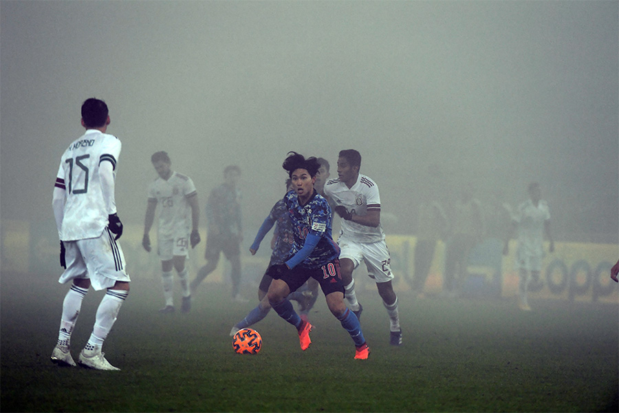 メキシコ戦の後半から霧が発生し視界の悪い状態に【写真：ⓒJFA】