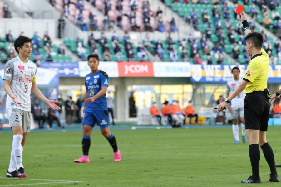 一発退場になった川崎フロンターレDF谷口彰悟（左）【写真：高橋学】