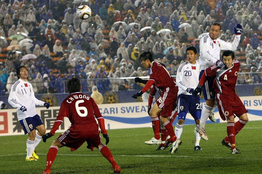 2010年東アジア選手権でプレーした闘莉王【写真:Getty Images】