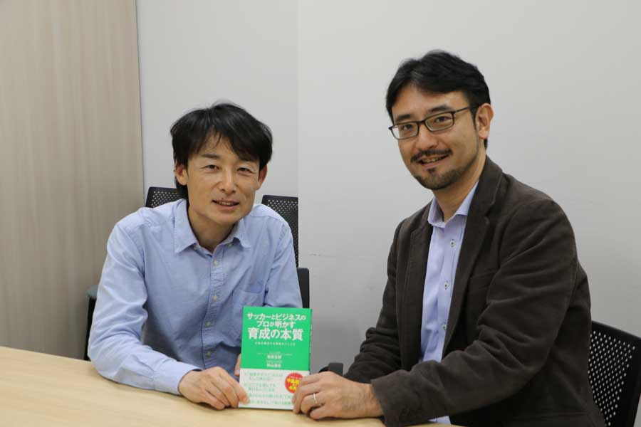 中島、南野をかつて指導した元日本代表の菊原志郎氏（左）【写真：Football ZONE web】