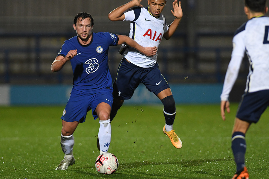 トッテナムU-23都の試合に出場したチェルシーMFドリンクウォーター【写真：Getty Images】