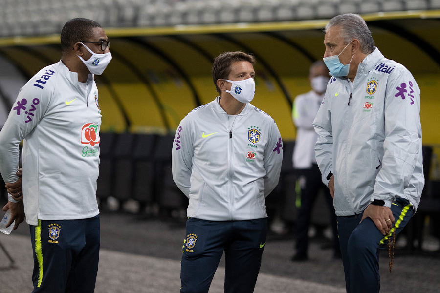 2019年10月にブラジル代表のスタッフ入りをしたサンパイオ（写真左）【写真：Lucas Figueiredo CBF】