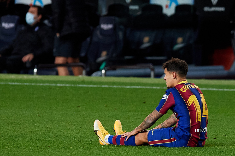 エイバル戦で負傷し交代となったバルセロナMFフィリペ・コウチーニョ【写真:Getty Images】