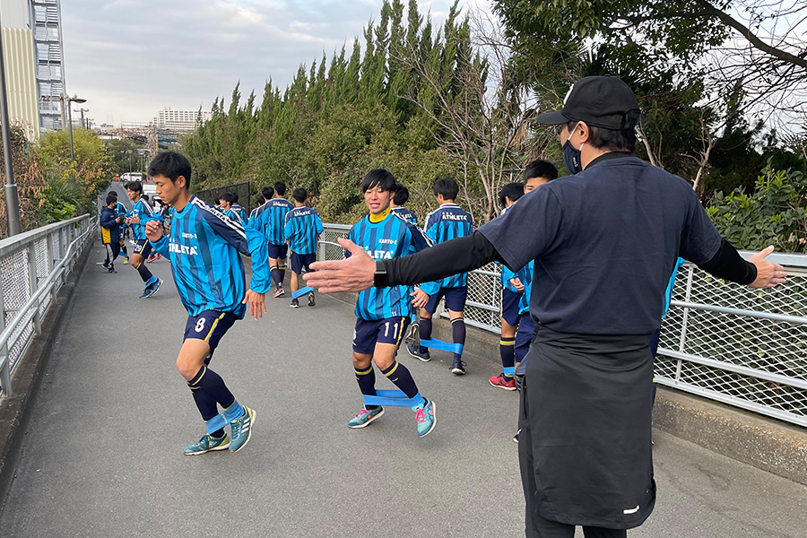 木場氏の指導による坂道トレーニングで選手権に臨む選手のフィジカルを鍛えた【写真：Football ZONE web】