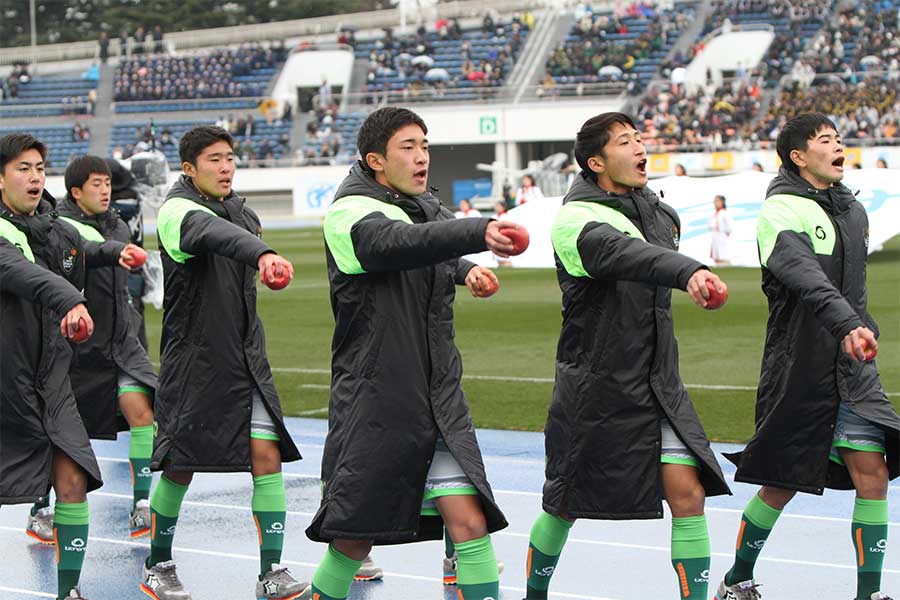 青森県代表の青森山田高校の選手たち（※写真は入場行進の時のものです）【写真：Football ZONE web】