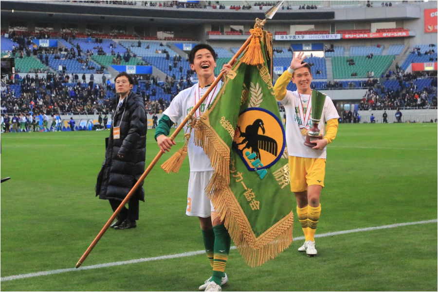 優勝旗を持つ静岡学園キャプテンの阿部健人【写真：Noriko NAGANO】