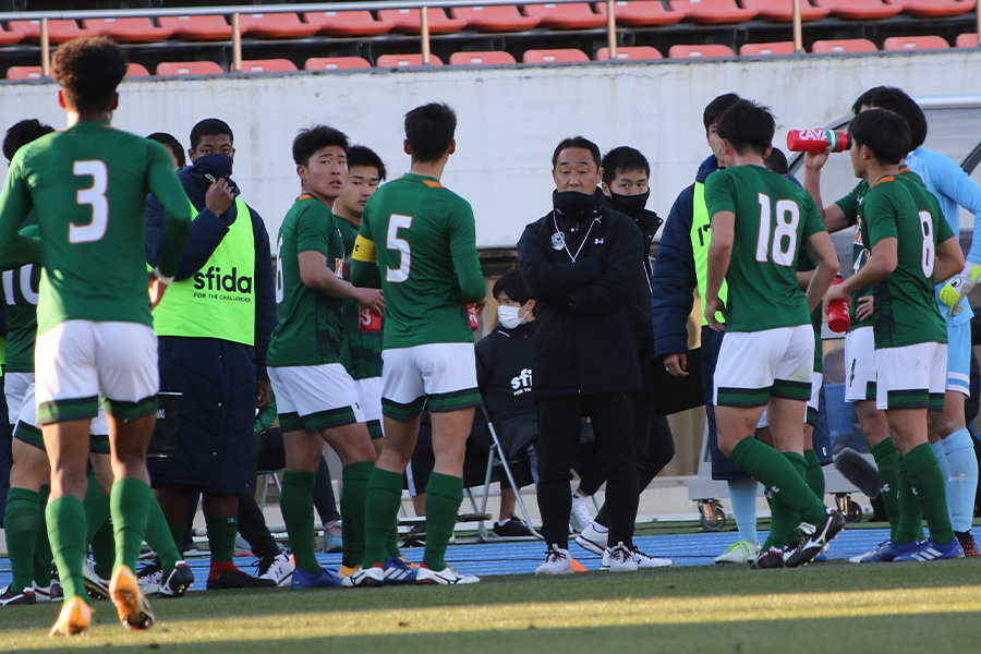 青森山田の黒田剛監督（写真中央右）がチームにとっての初戦を振り返った【写真：Football ZONE web】