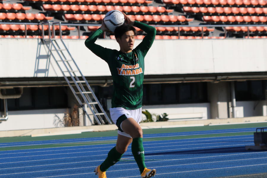 得点の起点となったロングスローをする青森山田DF内田陽介【写真：Football ZONE web】