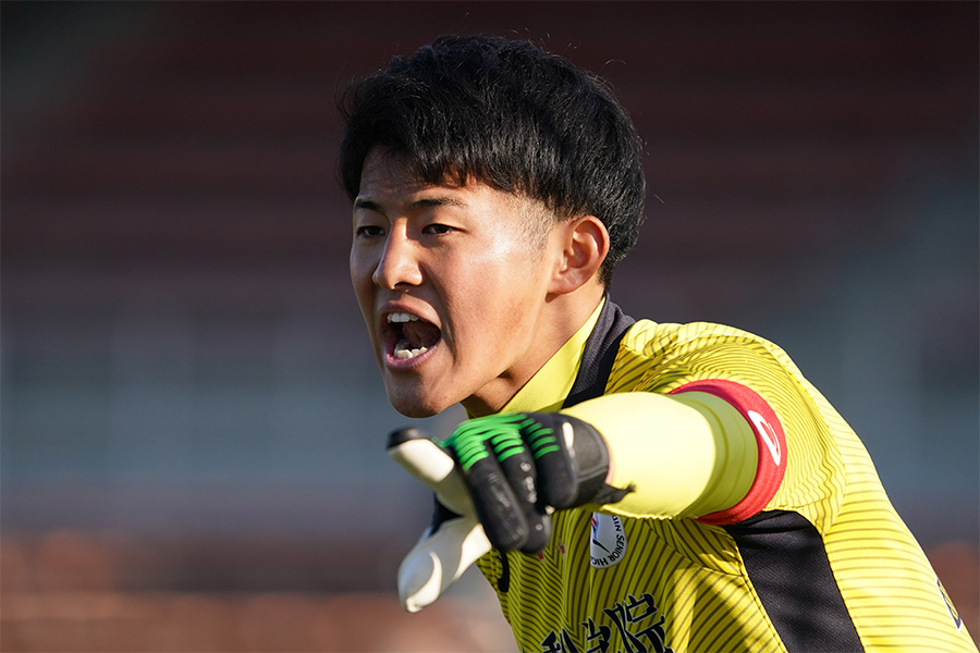 山梨学院の主将として選手権を戦い抜いたGK熊倉匠【写真：Getty Images】