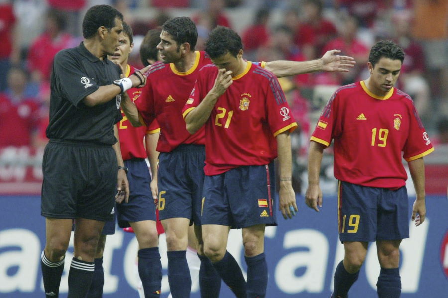 スペインは日韓W杯準々決勝で韓国と対戦、疑惑の判定が物議を醸した【写真：Getty Images】