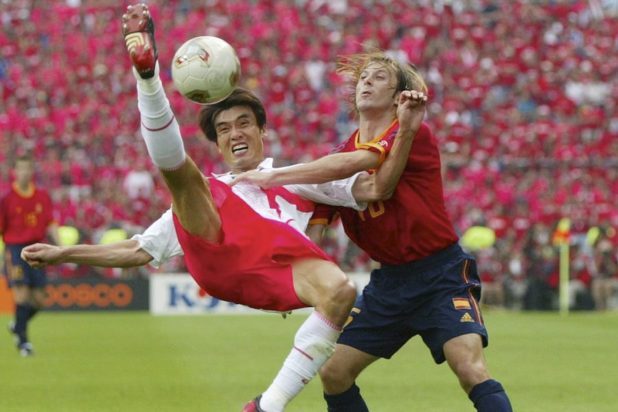 スペインは日韓W杯準々決勝で韓国と対戦、疑惑の判定が物議を醸した【写真：Getty Images】