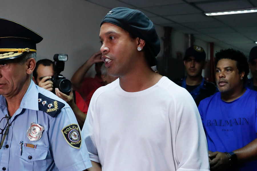 パラグアイの刑務所で拘束された元ブラジル代表FWロナウジーニョ氏【写真:AP】