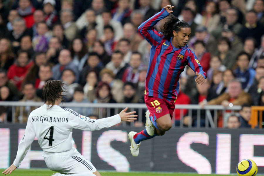 2005年の“エル・クラシコ”で躍動したロナウジーニョ【写真:Getty Images】