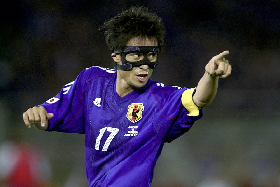 鼻骨を骨折した宮本恒靖は2002年日韓ワールドカップでフェイスガードをつけてプレーした【写真：Getty Images】