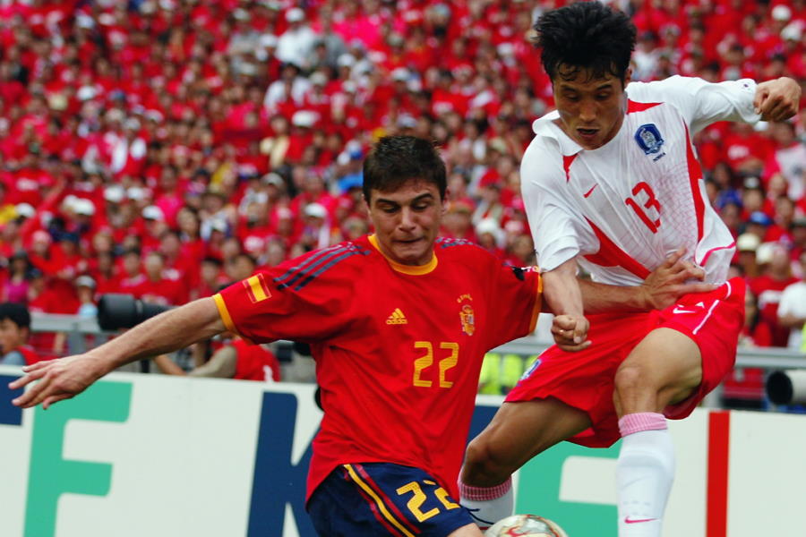 日韓W杯時代、韓国と対戦した元スペイン代表MFホアキン・サンチェス（左）【写真：Getty Images】