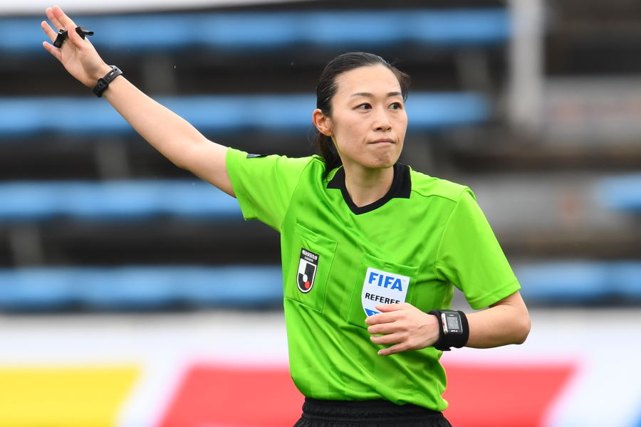 Jリーグ史上初めて女性の山下良美審判員がレフェリーを務めた【写真：©JFA】