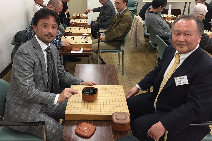 埼玉大の菊原伸郎准教授（左）が日本棋院の平野則一常務理事（右）と対局【写真：本人提供】