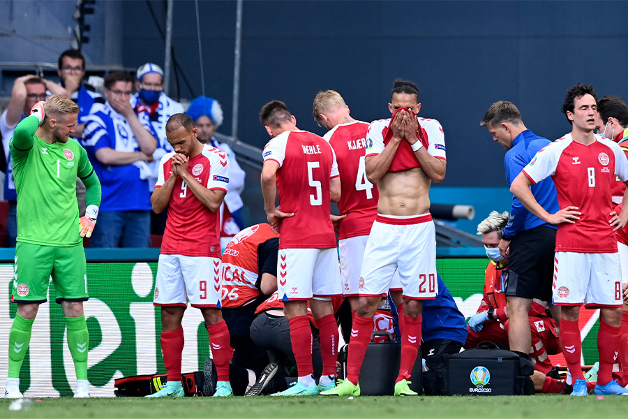 試合は中断されるも、およそ1時間50分後に再開された【写真：AP】