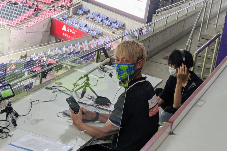 選手の佐藤和馬が実況をサポート【写真提供：©鈴鹿ポイントゲッターズ】