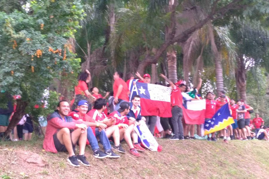 スタジアムの外で大熱唱するチリ代表のサポーター【写真：Football ZONE web】