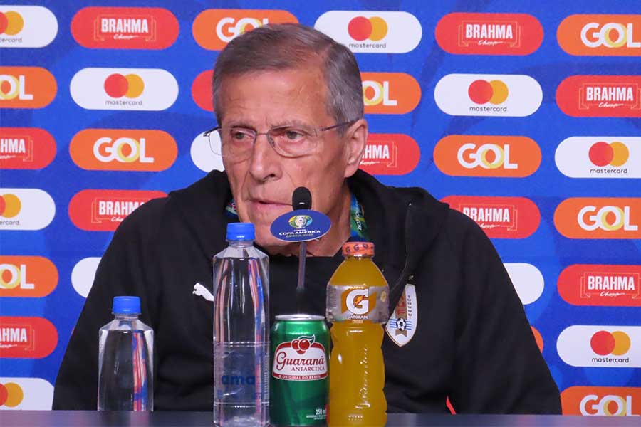 前日会見に出席したウルグアイ代表のタバレス監督【写真：Football ZONE web】