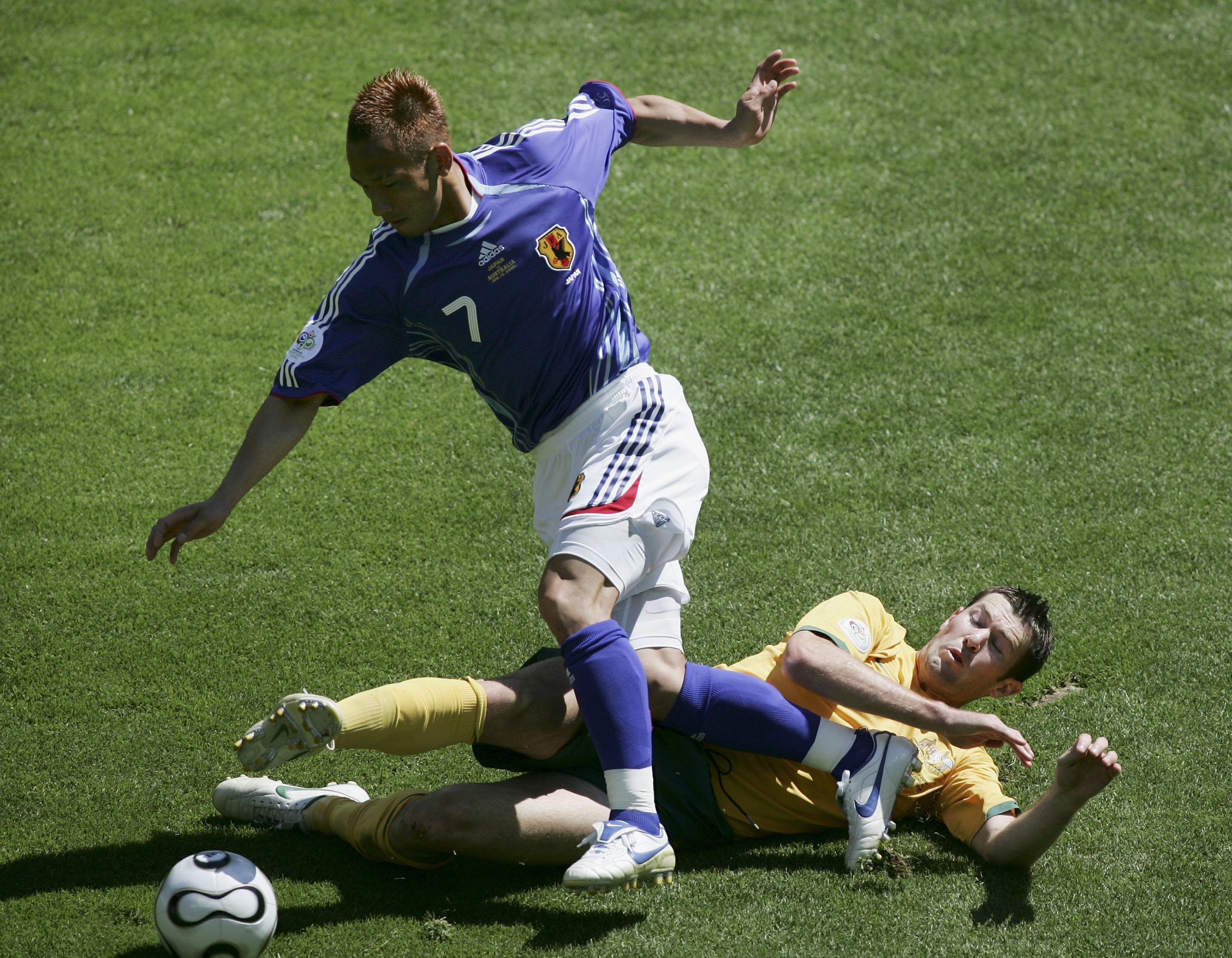 2006年のワールドカップでオーストラリア代表と対戦したMF中田英寿【写真：Getty Images】