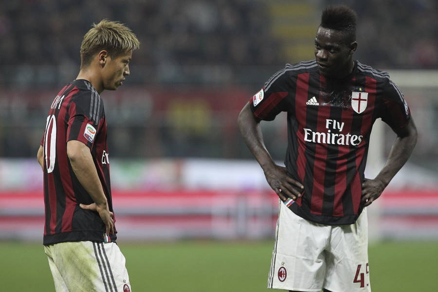 ミラン時代に共闘した本田圭佑（左）とバロテッリ【写真：Getty Images】