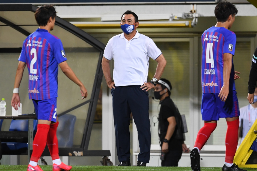 FC東京の長谷川健太監督（写真中央）【写真：Getty Images】