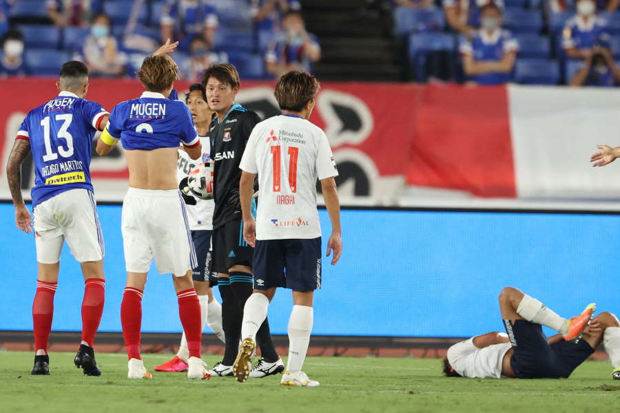 横浜FMのDFチアゴ（左13番）がFC東京FW田川（右端）にファールでPK謙譲【写真：高橋学】