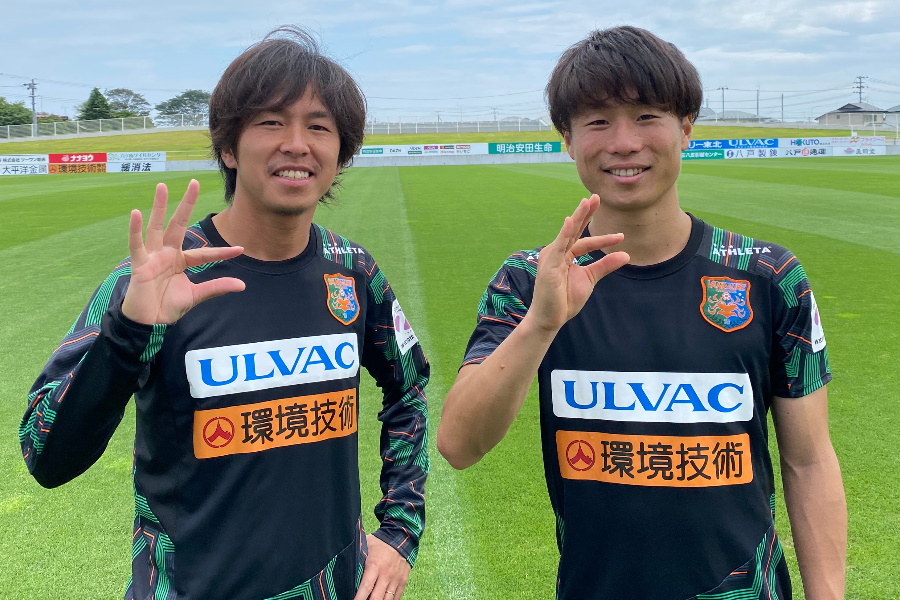 八戸MF新井山（左）とMF安藤（右）【写真：©VANRAURE】