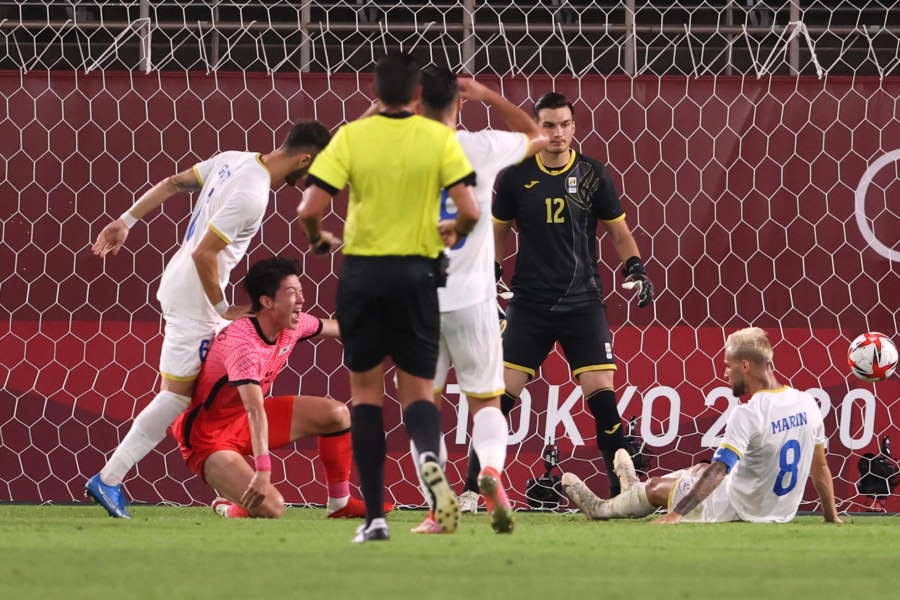 韓国代表がオウンゴールで先制したシーン【写真：Getty Images】