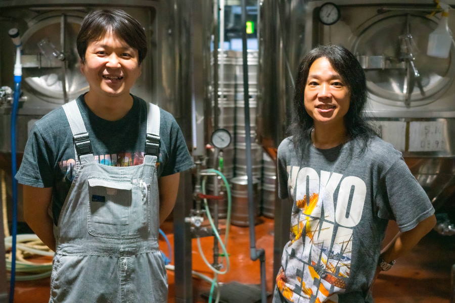 左が横浜ビール醸造長の深田優氏、右が専務取締役の竹内和人氏【写真：石川 遼】