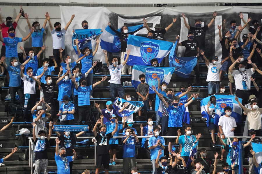 スタジアムで応援する横浜FCのサポーター【写真:Getty Images】