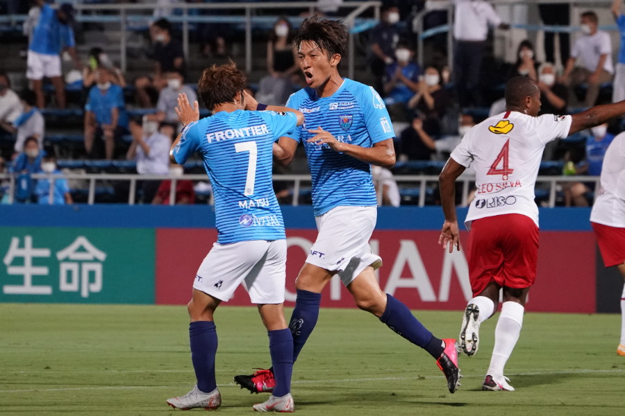 横浜FCのFW皆川が先制ゴールを奪ったなか、直前のプレーにハンドの疑惑が…【写真：Getty Images】