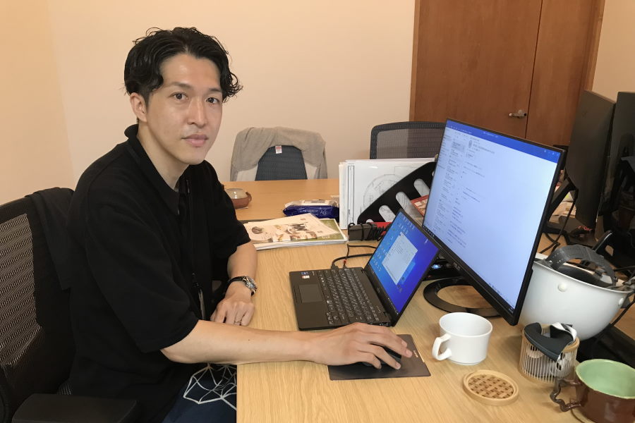 本人が資料を作成し営業を掛けている【写真：柳田通斉】